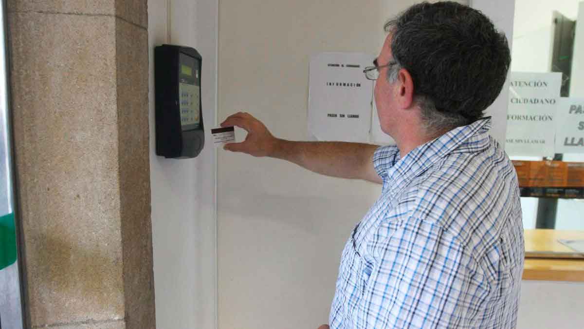 Empleado fichando su jornada laboral según la nueva reforma del Estatuto de los Trabajadores