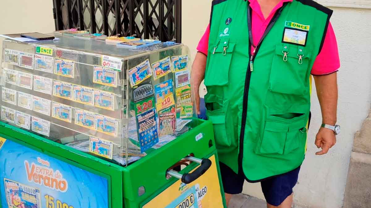 Vendedor de la ONCE en Jaén con puesto de cupones de lotería durante su jornada laboral