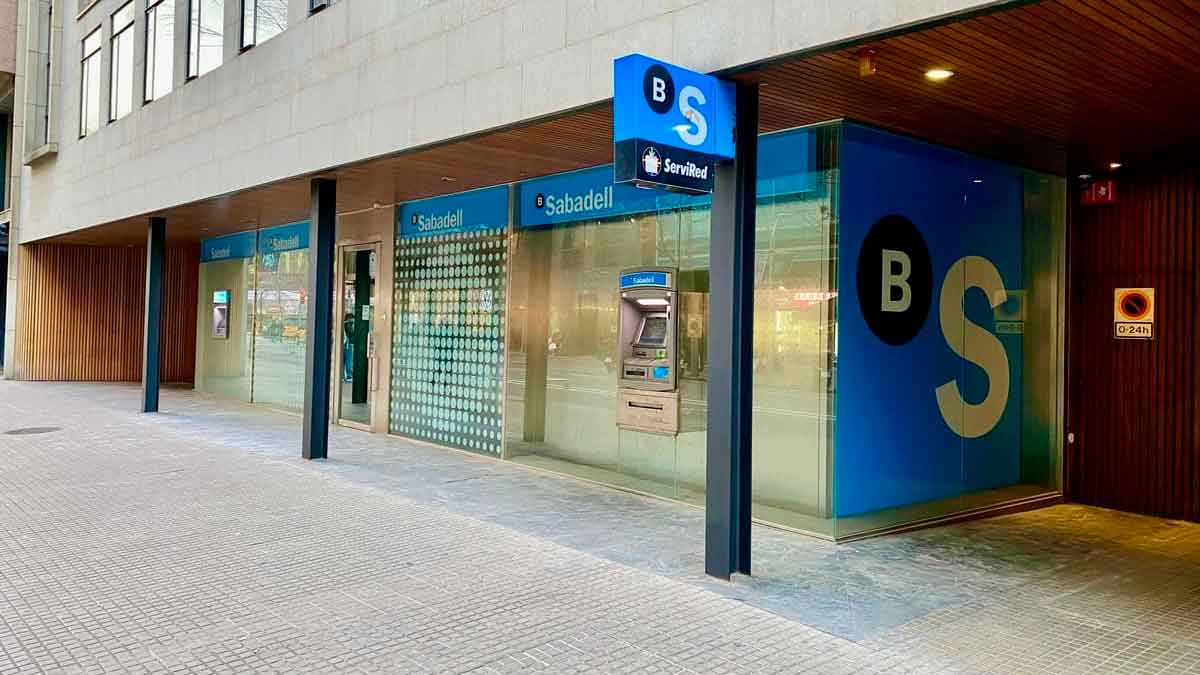 Sucursal del Banco Sabadell en España ante la OPA hostil de BBVA y su impacto en clientes y accionistas