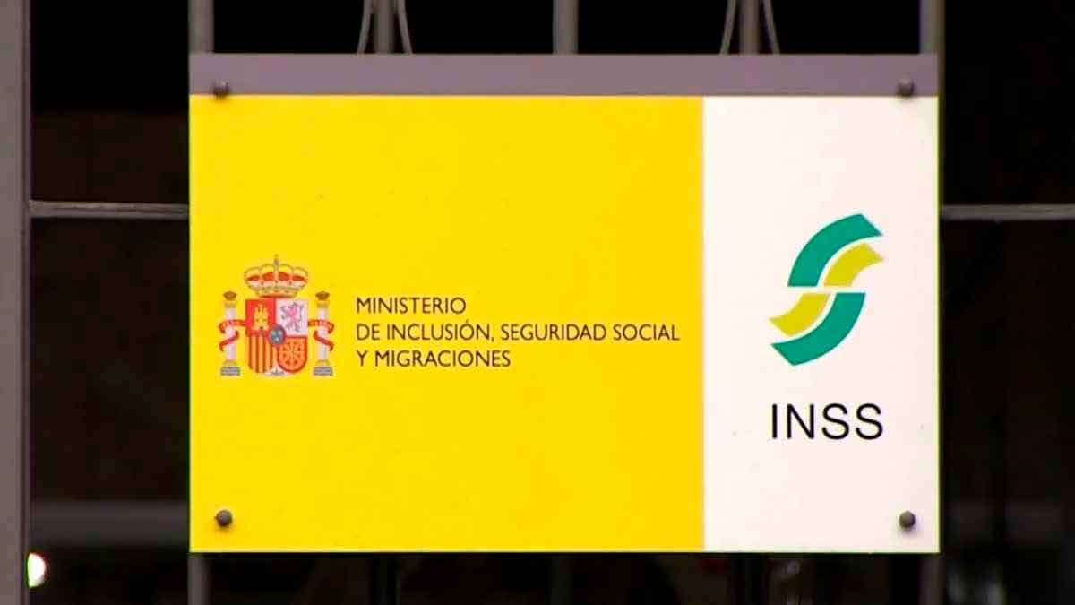 Cartel del Ministerio de Inclusión, Seguridad Social y Migraciones con el logotipo del INSS en España