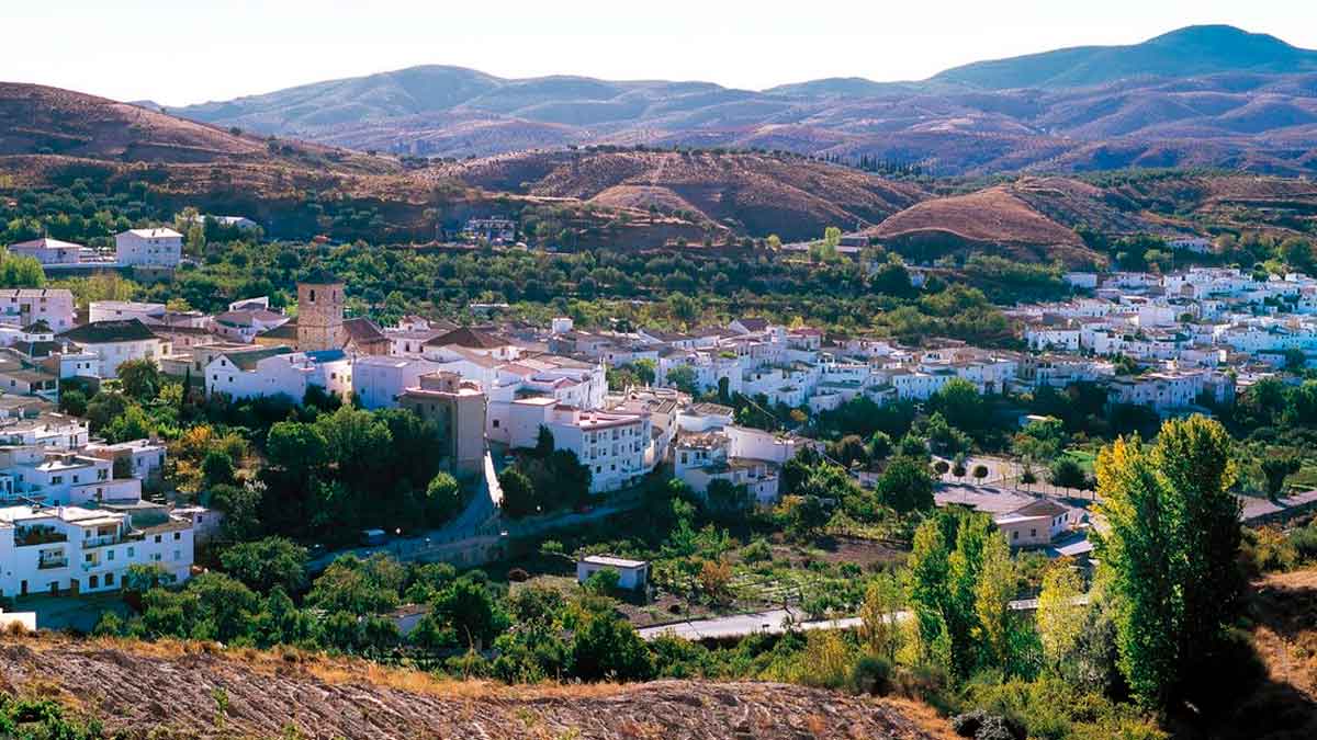 Vista panorámica de Cádiar en la Alpujarra de Granada, donde se buscan 25 peones agrícolas para jornada intensiva de mañanas