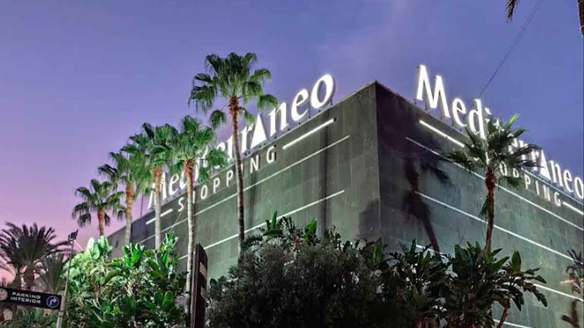 Fachada del Centro Comercial Mediterráneo en Almería donde se ofrece empleo con contrato indefinido de 12 horas semanales