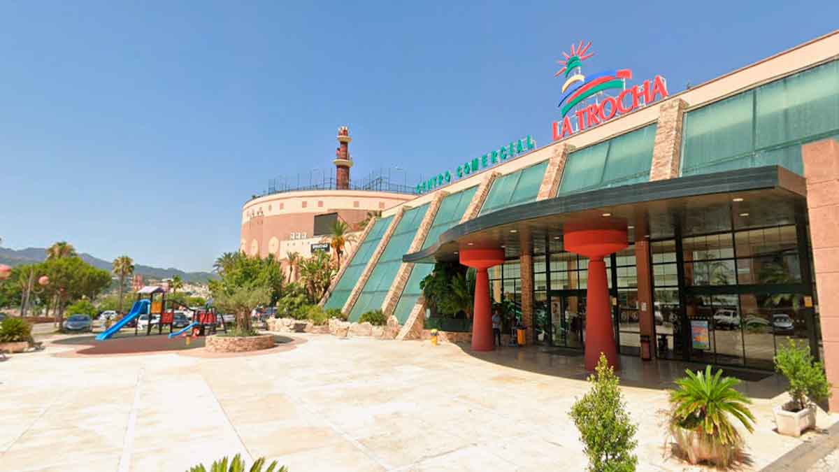 Entrada principal del centro comercial La Trocha en Coín, Málaga, donde se ofrece empleo con contrato indefinido de 36 horas