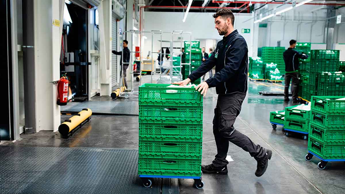 Trabajador de Mercadona Online moviendo cajas en almacén de Sevilla