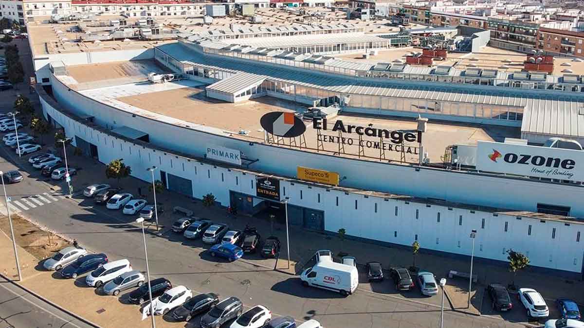 Fachada del Centro Comercial El Arcángel en Córdoba, donde se ofrece empleo con contrato indefinido