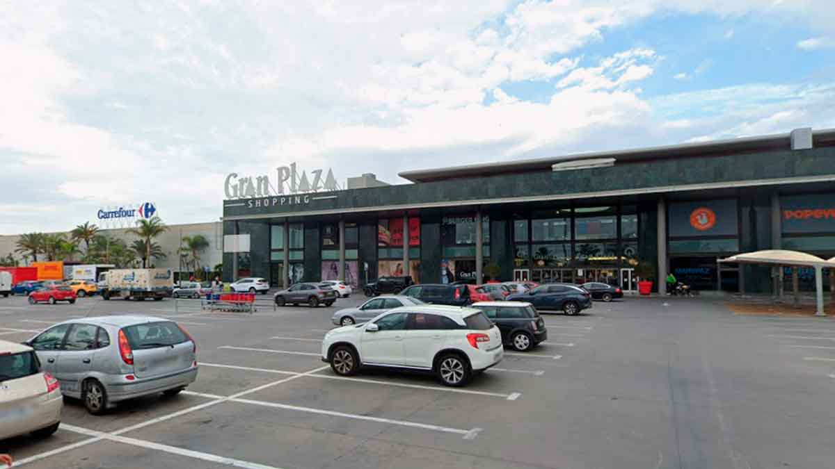 Fachada del Centro Comercial Gran Plaza en Roquetas de Mar donde se ofrece empleo sin experiencia