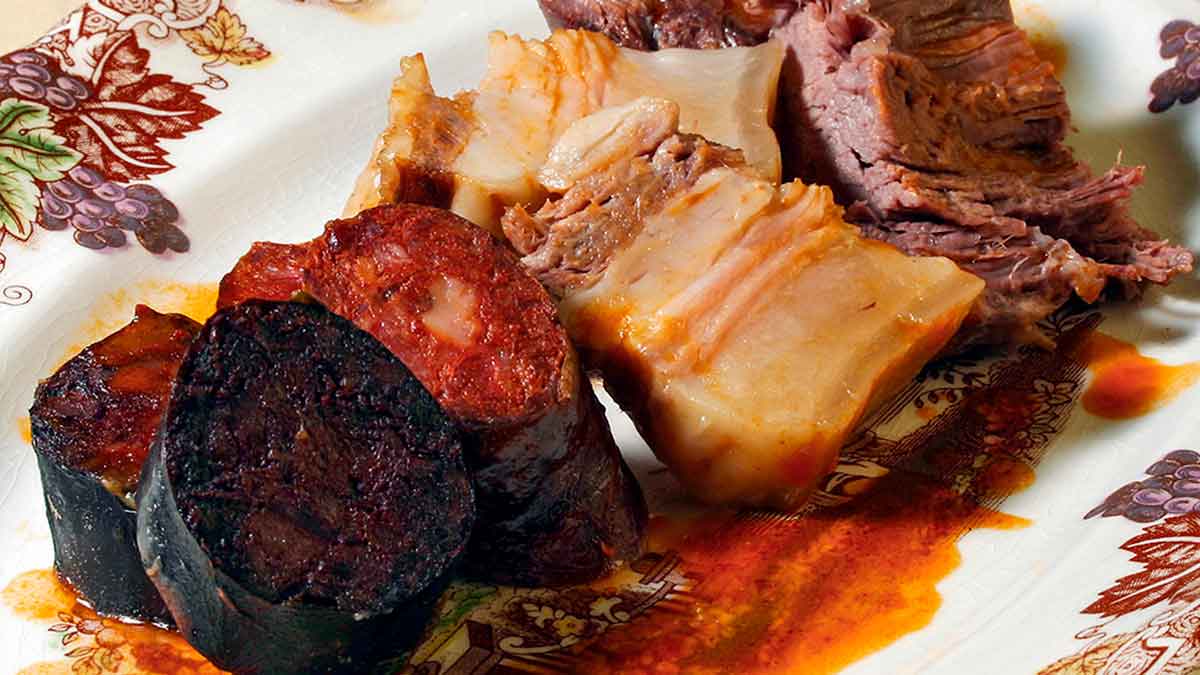 Plato andaluz tradicional de pringá con chorizo, morcilla y carne, convertido en receta estrella en los bares de Andalucía