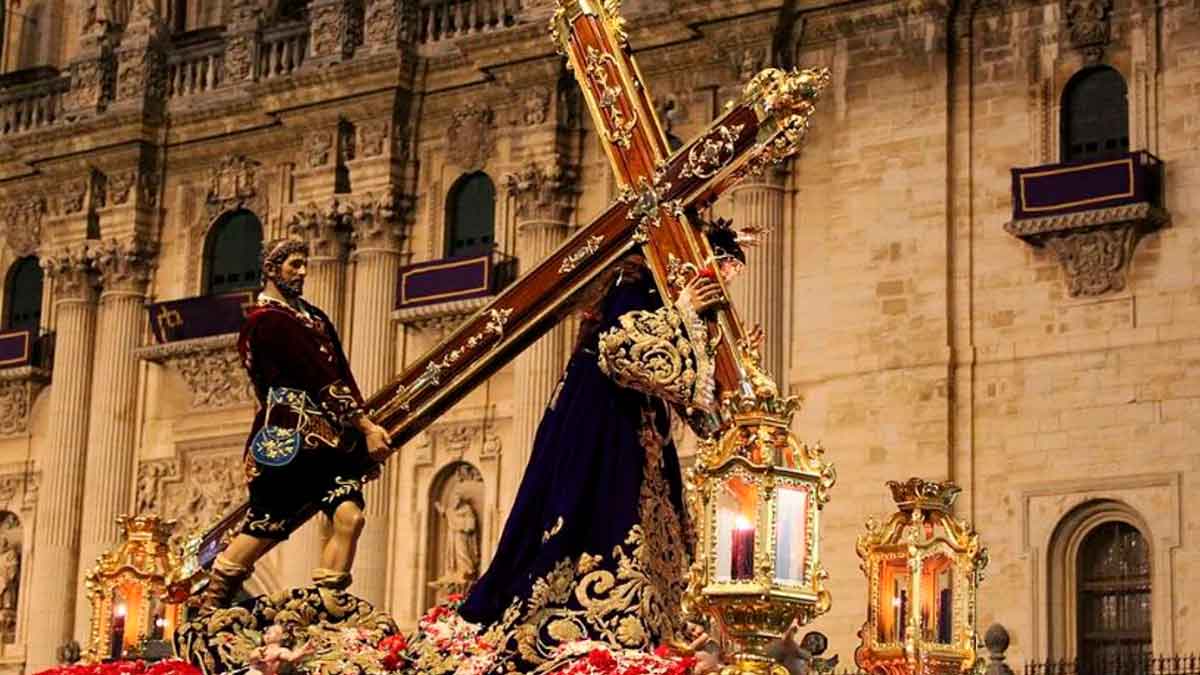 Imagen de paso procesional en la Procesión Magna de Jaén 2025 frente a la Catedral