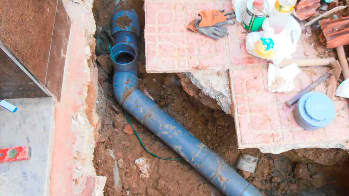 Reparación de tuberías en una vivienda que requiere acceso según la Ley de Propiedad Horizontal