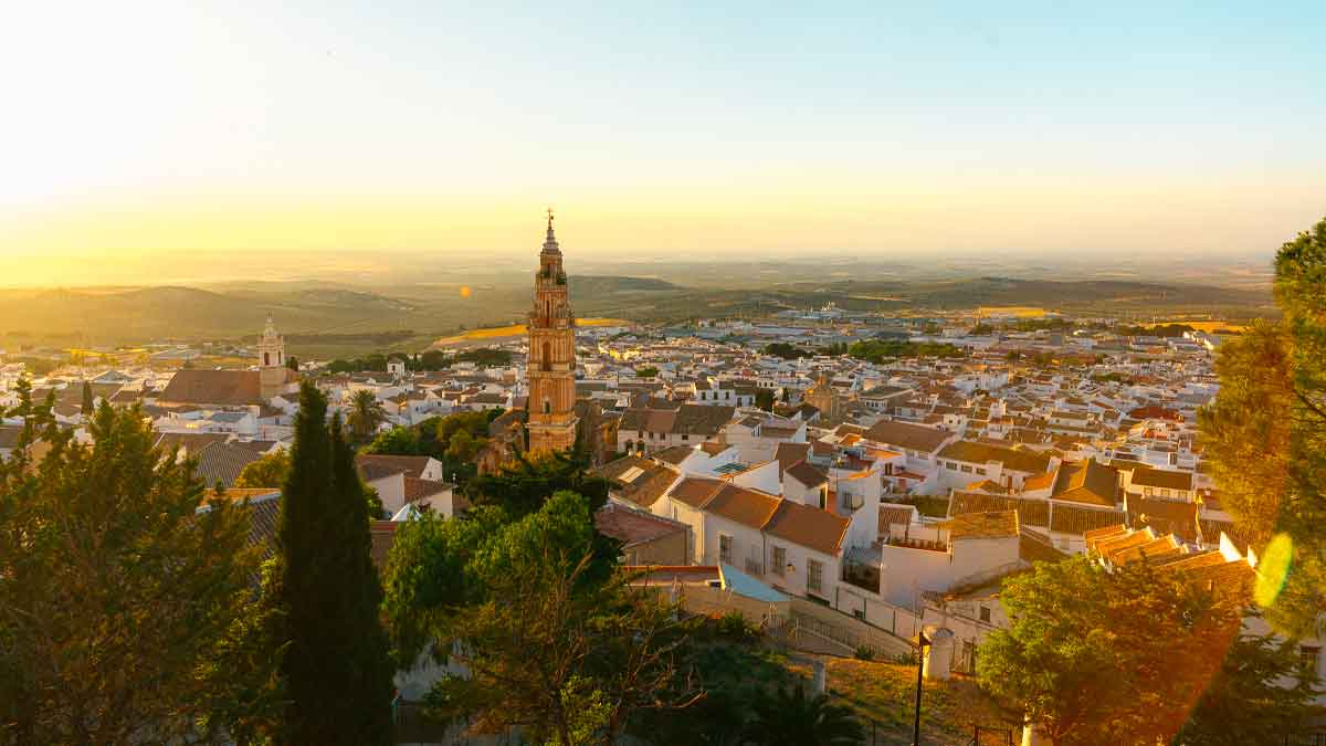 Vista panorámica del pueblo sevillano de Estepa al atardecer, el más barato para comprar casa en 2025, cerca de Sevilla capital