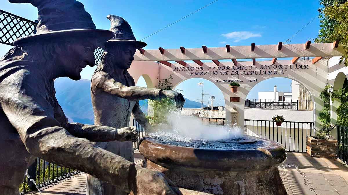 Esculturas de brujas en Soportújar, el pueblo encantado de la Alpujarra granadina donde Halloween se vive con misterio y tradición