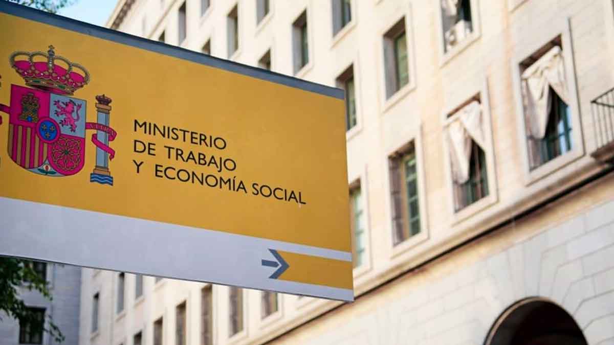 Fachada del Ministerio de Trabajo y Economía Social en Madrid durante el refuerzo del control horario y las horas extra