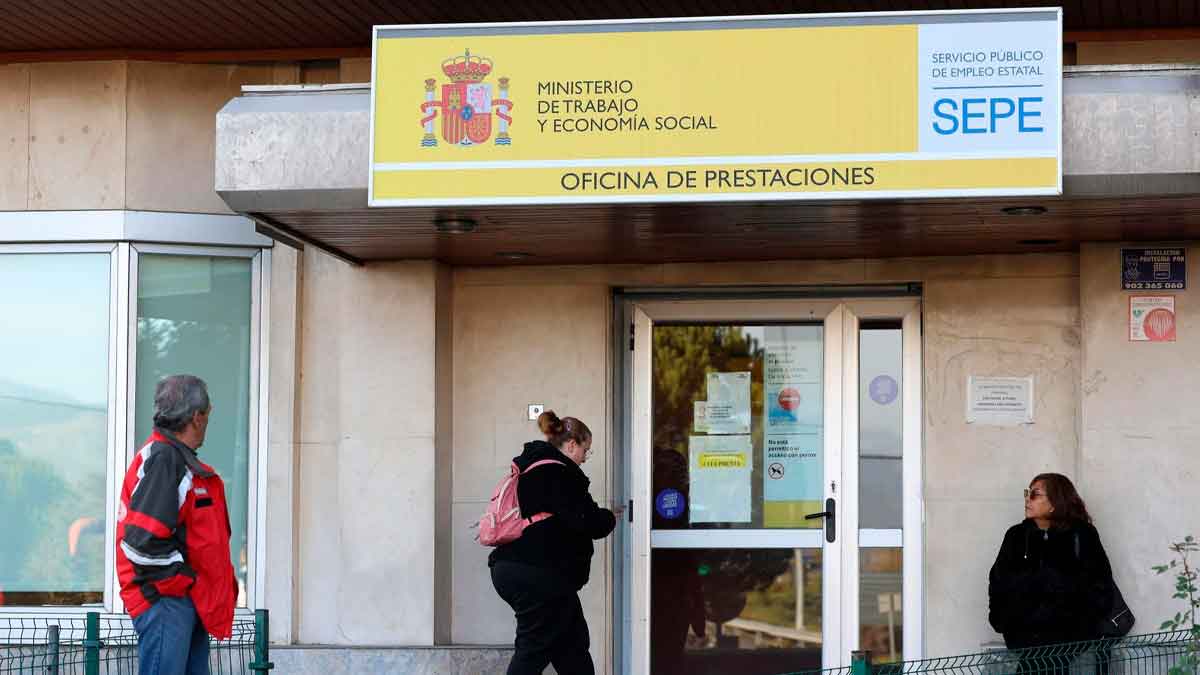 Personas entrando a una oficina del SEPE tras la aplicación del Real Decreto-ley 2/2024 sobre contratos a tiempo parcial