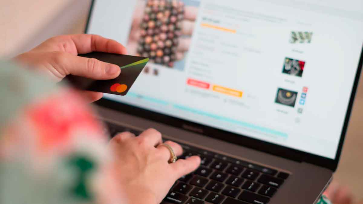 Persona realizando compra online con tarjeta para ilustrar cómo reclamar devoluciones en pedidos por internet