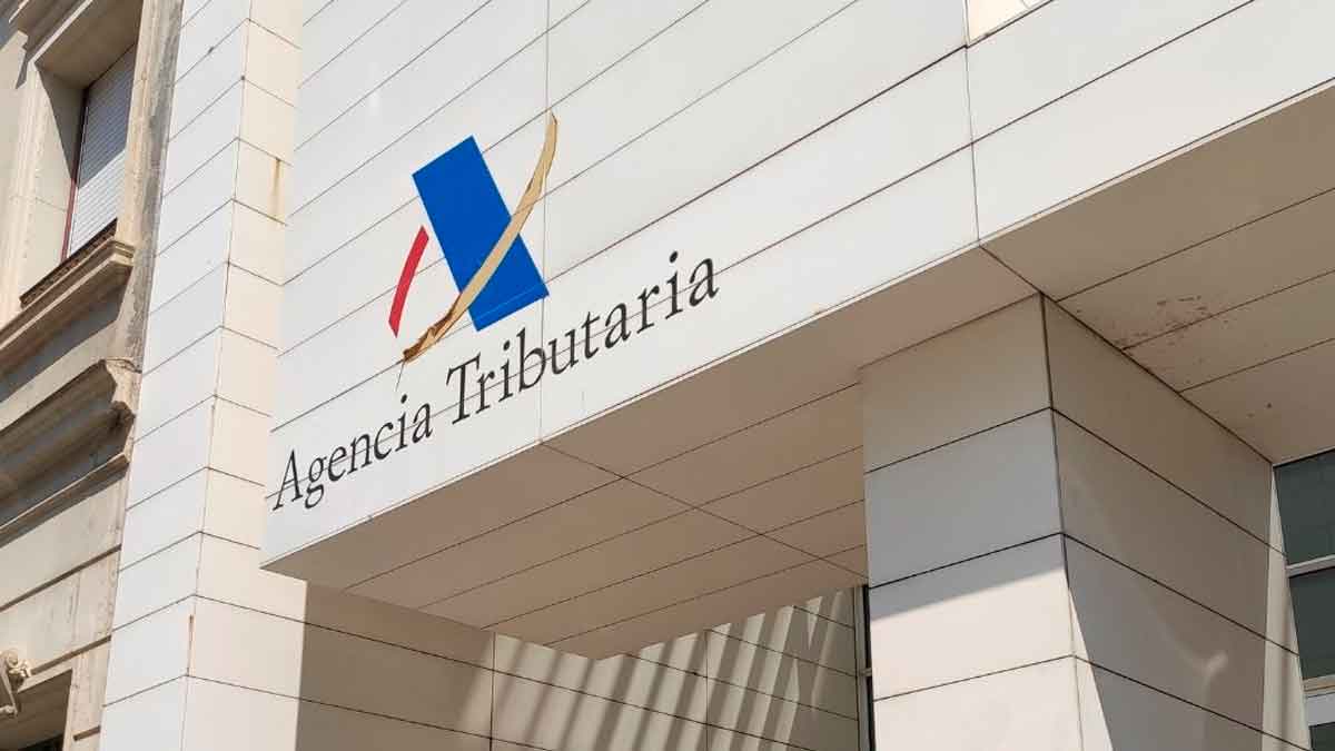 Fachada de la Agencia Tributaria donde se corrigen errores de la declaración de la Renta 2023 y ejercicios anteriores