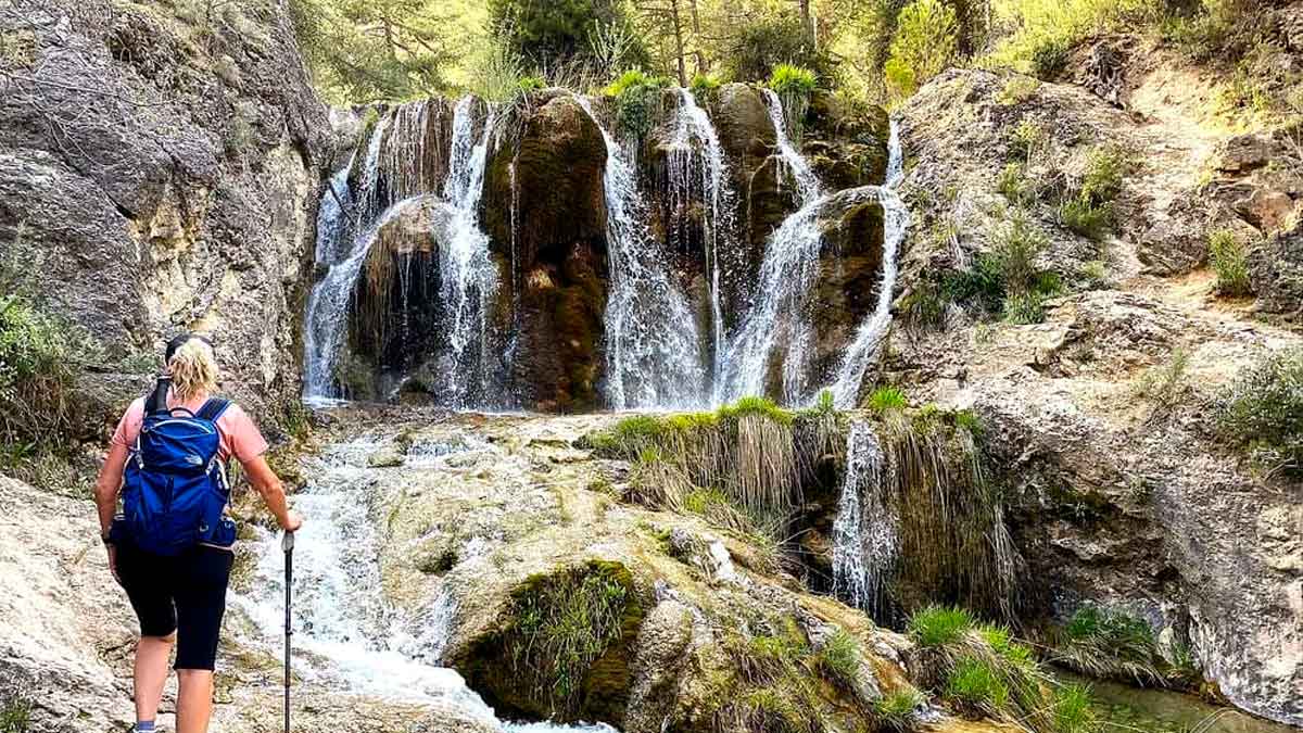 Senderista frente a la Cascada de Guazalamanco en Jaén, una ruta natural fácil y poco conocida del interior de Andalucía