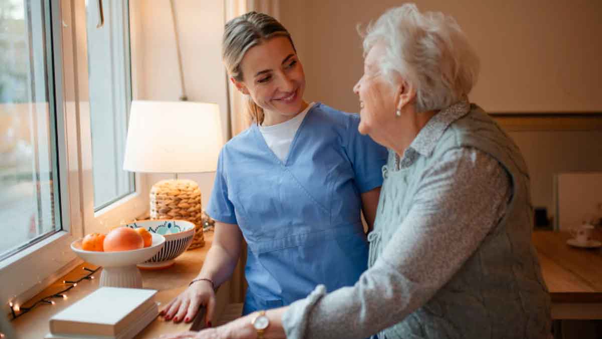 Auxiliar de ayuda a domicilio atendiendo a una persona mayor en Andalucía dentro de una convocatoria del SAE