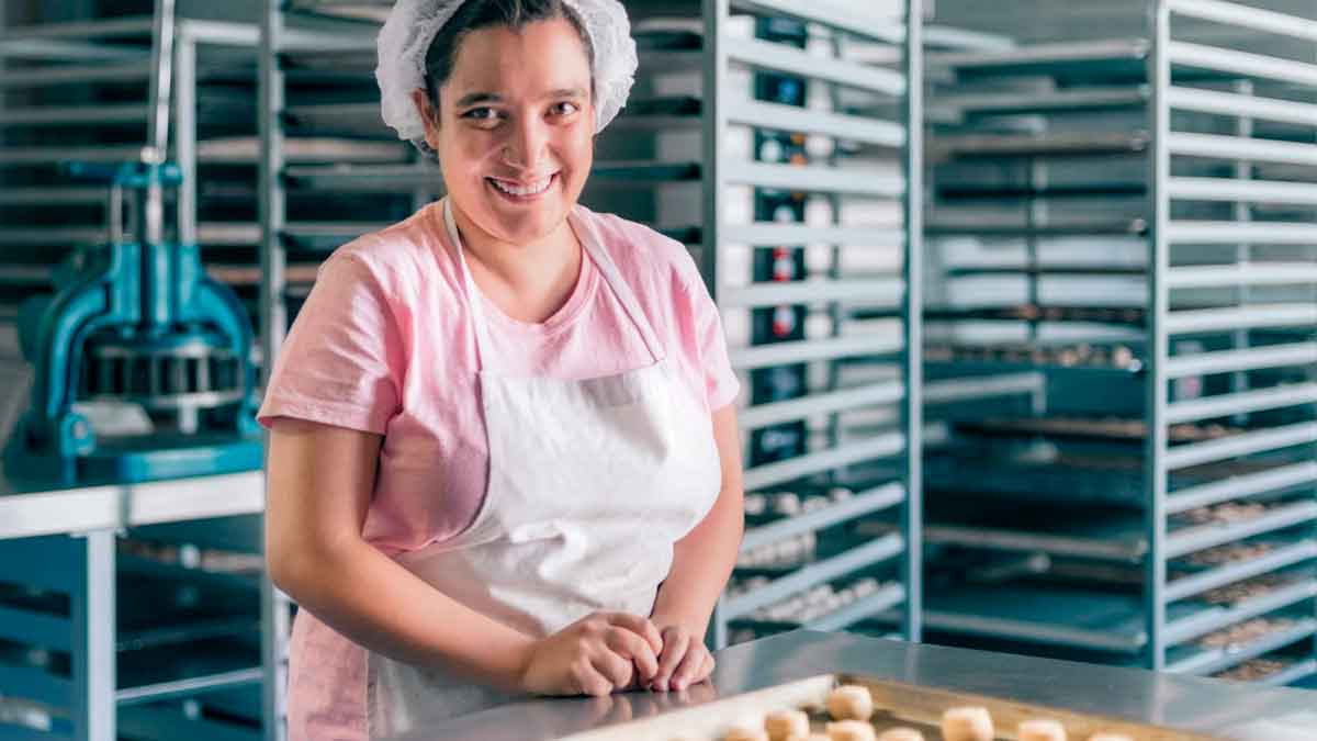 Trabajadora en obrador andaluz tras conseguir empleo a través del SAE, con incorporación inmediata y salario medio de 1.500 euros