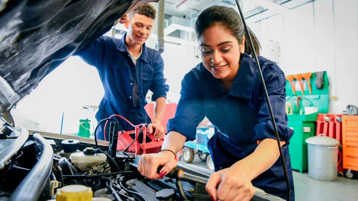 Dos personas jóvenes trabajan como mecánicos en taller, ilustrando las vacantes del SAE sin oposición para empleo en Andalucía