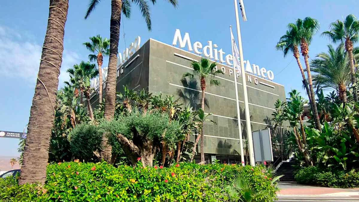 Fachada del Centro Comercial Mediterráneo en Almería donde se busca personal para nueva apertura con contrato indefinido