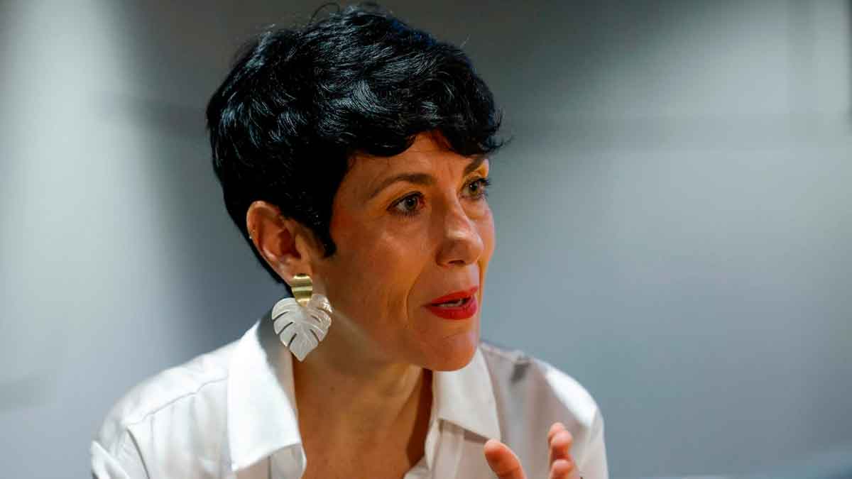 Mujer explicando la medida de la Seguridad Social que permite sumar hasta 1.825 días de cotización por cuidar de hijos