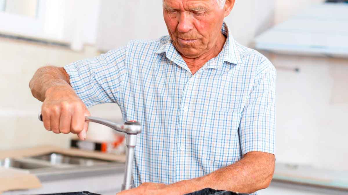 Hombre mayor trabajando después de jubilarse mientras cobra la pensión según la Seguridad Social