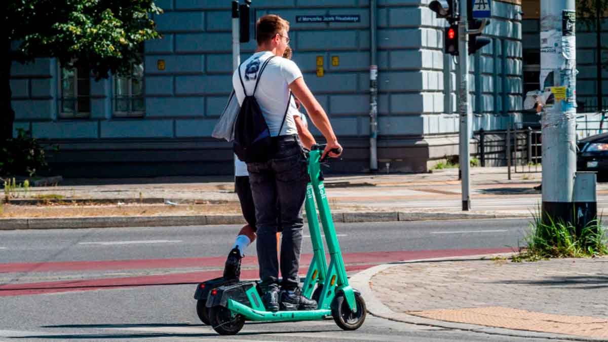 Conductor en patinete eléctrico en ciudad deberá tener seguro obligatorio según la DGT desde enero de 2026