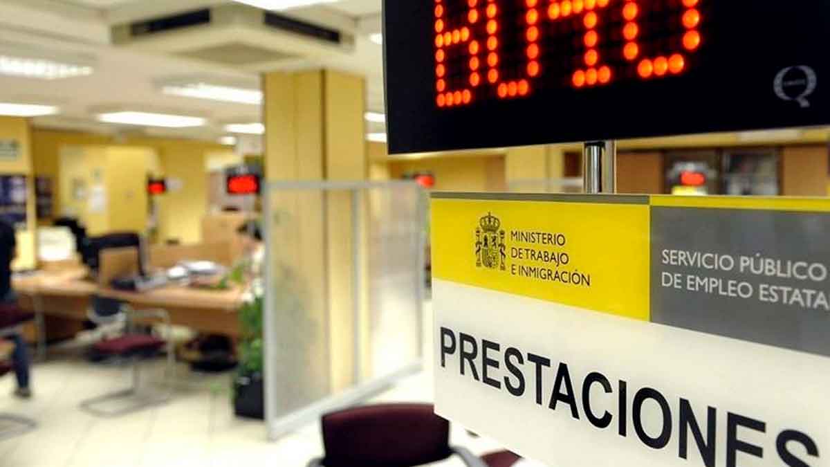Oficina del SEPE con cartel de prestaciones por desempleo del Ministerio de Trabajo