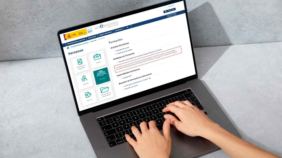 Persona accediendo a los cursos online gratuitos del SEPE en octubre 2025 desde un ordenador portátil