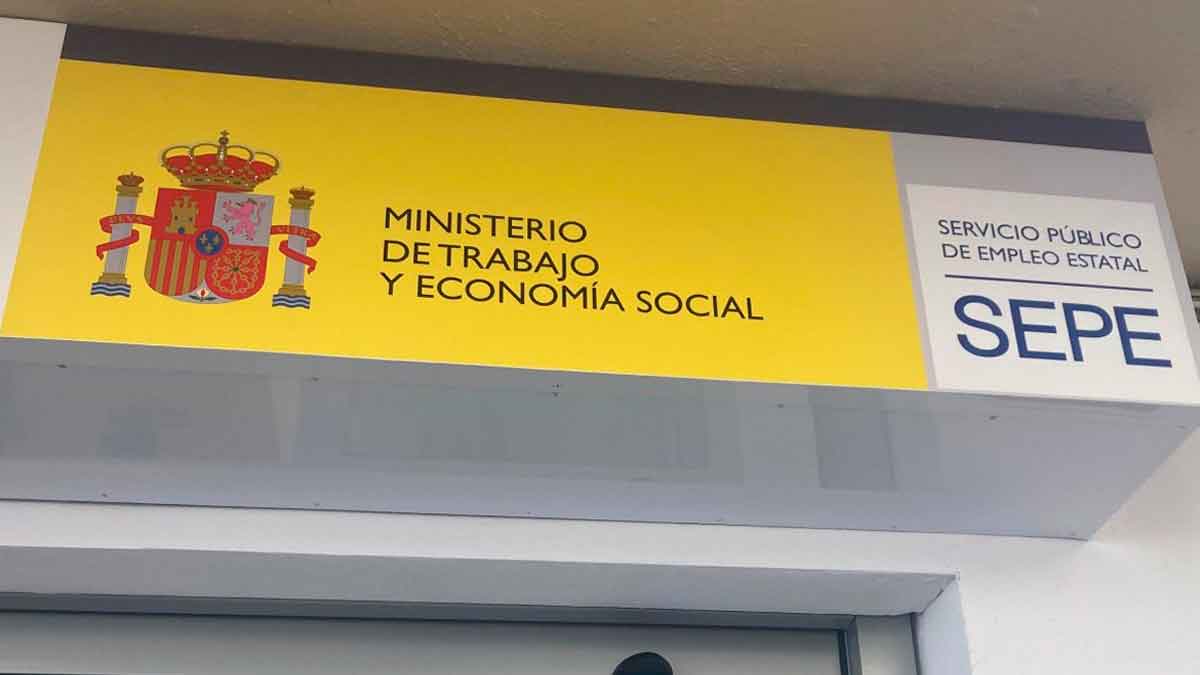 Cartel del SEPE en una oficina del Servicio Público de Empleo Estatal relacionado con un aviso sobre fraudes en despidos pactados