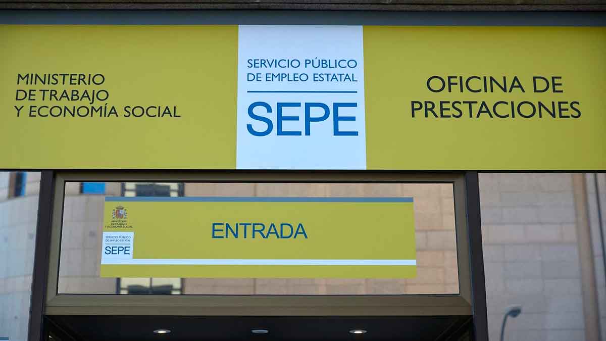 Entrada de una oficina del SEPE donde se tramitan subsidios por desempleo y ayudas para personas con hijos a cargo