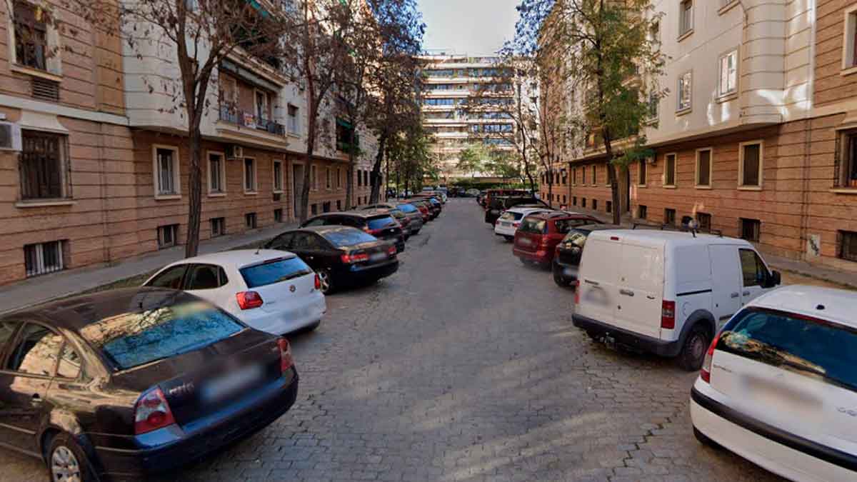 Calle de Sevilla con coches aparcados que formará parte de la nueva zona azul en 2026