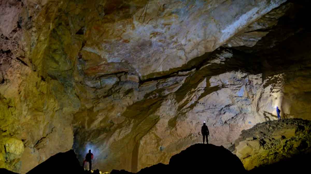 Exploradores en el interior de la supercueva andaluza descubierta en la Sierra de las Nieves en Málaga tras 30 años de investigaciones