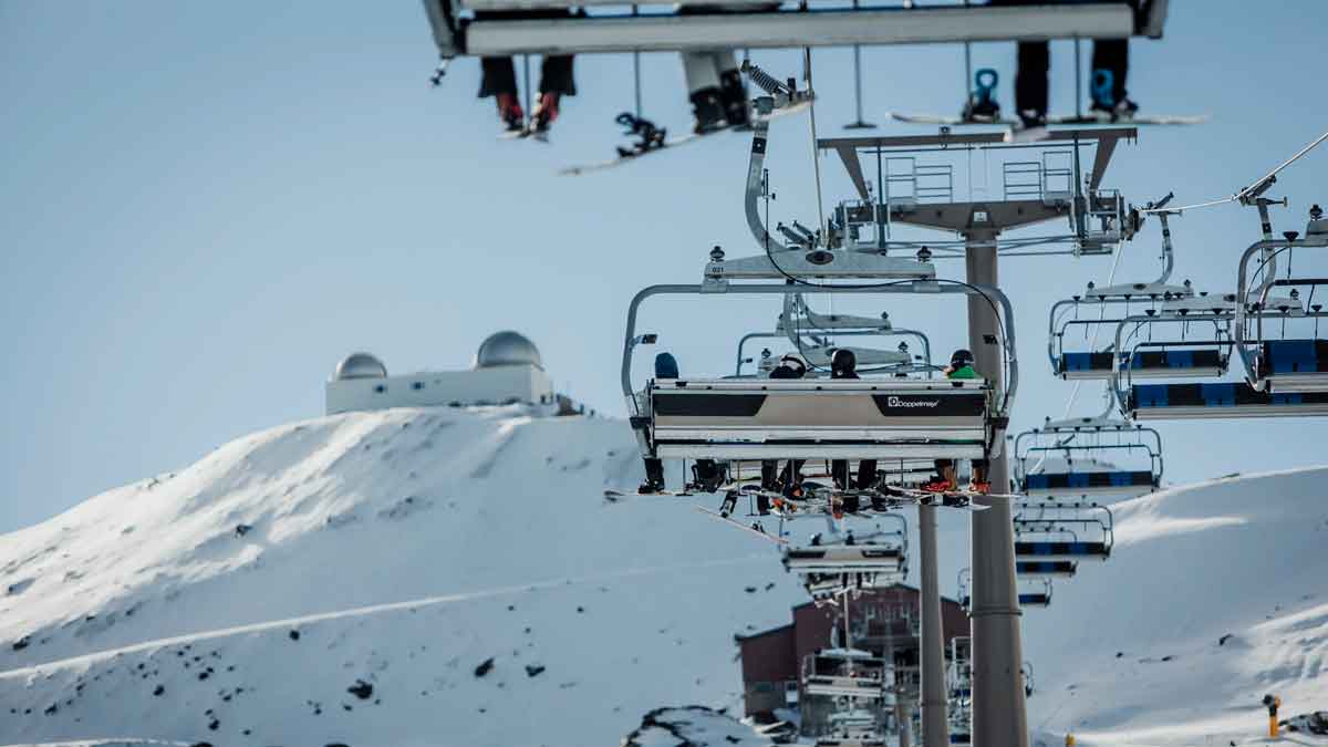 Telesillas de Sierra Nevada con esquiadores tras la actualización de tarifas para la temporada 2025/2026