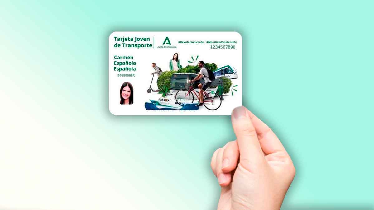 Persona sosteniendo la Tarjeta Joven de Transporte de Andalucía con descuentos de hasta el 50%