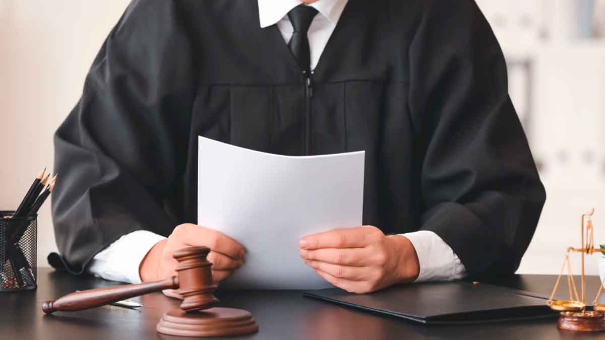 Juez sostiene una resolución judicial sobre el despido por no avisar de una baja médica