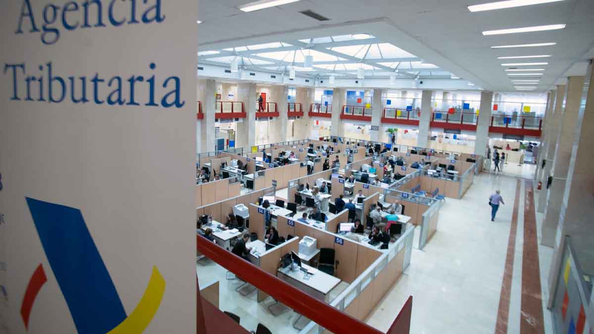 Oficina de la Agencia Tributaria donde los contribuyentes consultan y gestionan sus declaraciones de la renta en España