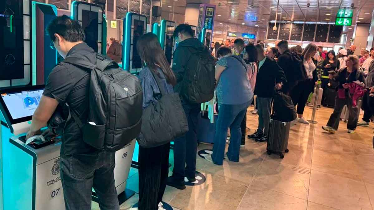 Pasajeros usando máquinas automáticas de control fronterizo en un aeropuerto europeo tras el cambio de normas de la UE