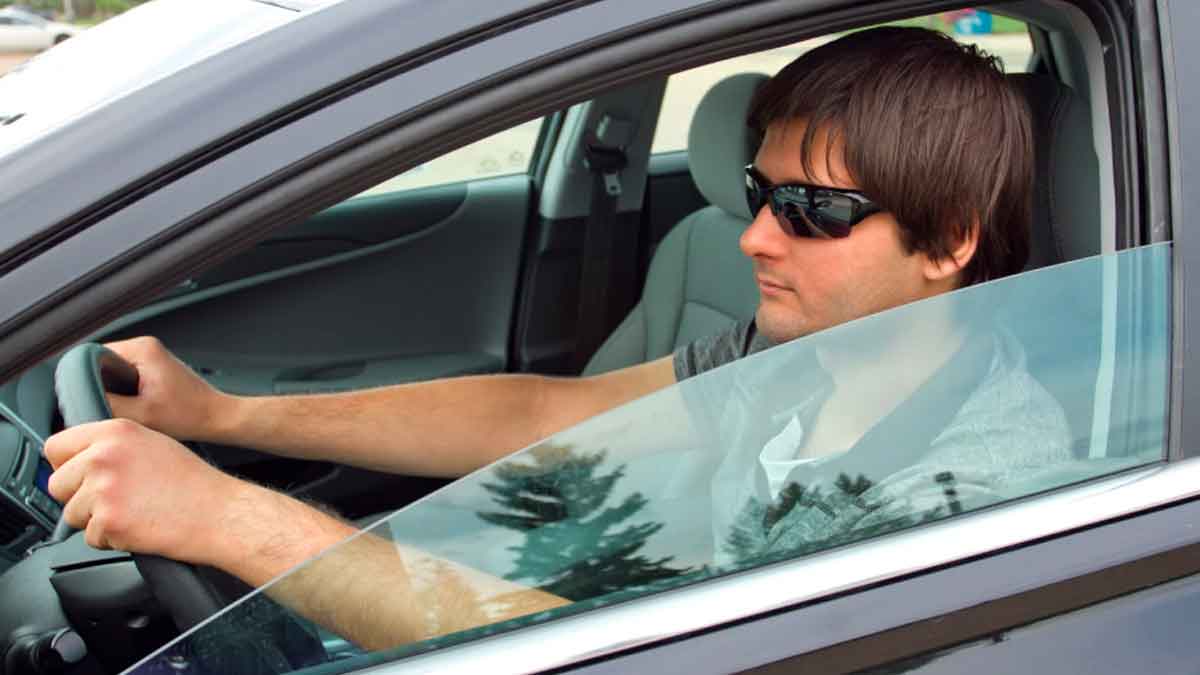 oven conduciendo un coche tras aprobar el carnet de conducir en España a los 17 años según la normativa de la UE