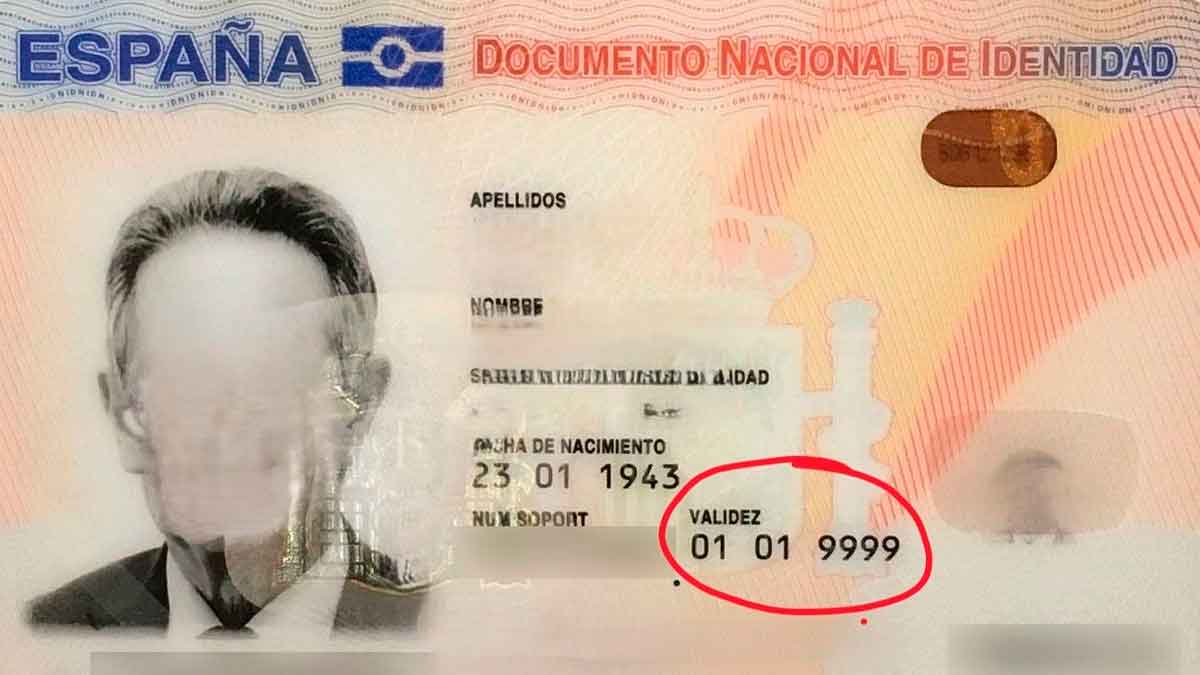 Ejemplo de DNI español con validez 01-01-9999 que no necesita renovación según la nueva normativa europea