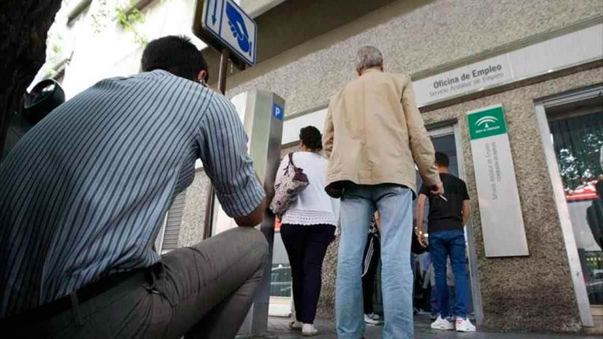 Personas haciendo fila en oficina de empleo del SEPE para solicitar subsidios y ayudas tras aumento del umbral de rentas