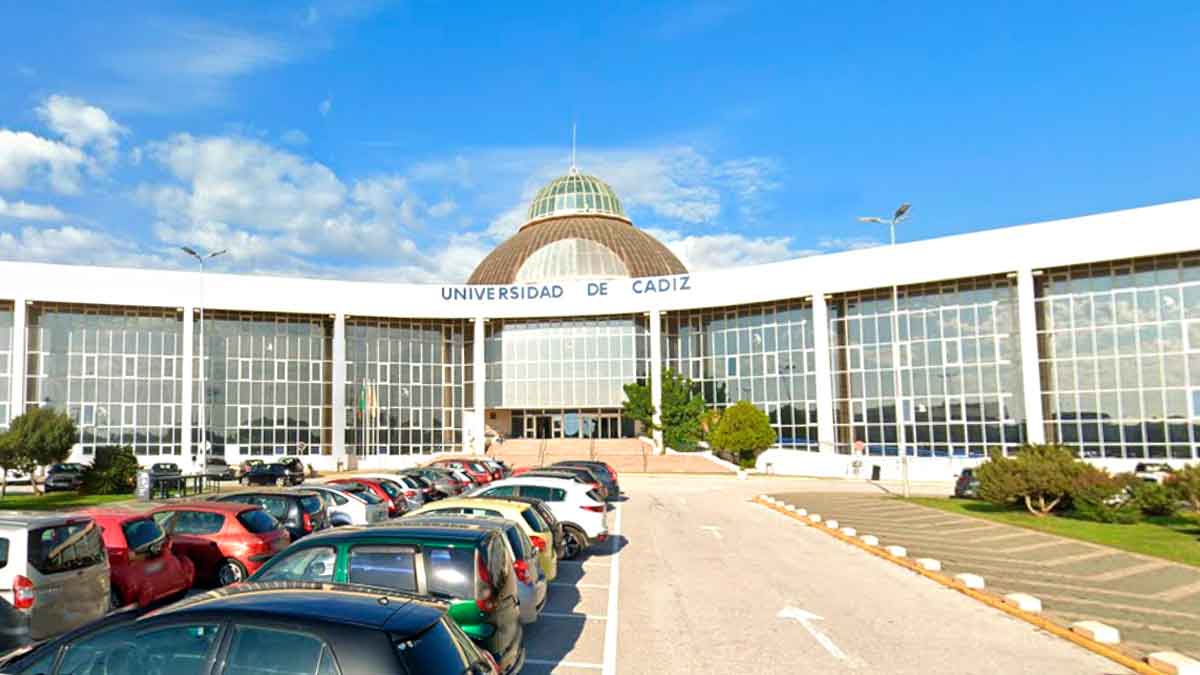 Fachada principal de la Universidad de Cádiz donde se convocan 9 plazas fijas de conserje en 2025