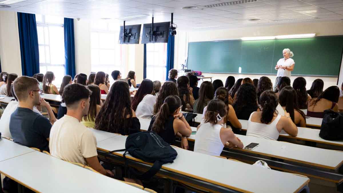 Estudiantes universitarios en un aula andaluza durante una clase mientras la nueva ley exige el nivel B2 de inglés para graduarse