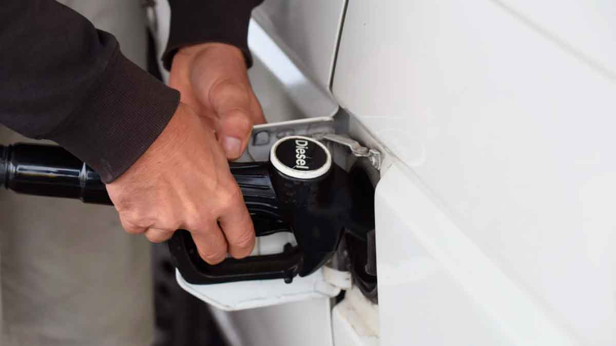 Repostando combustible diésel en coche para largos kilometrajes anuales