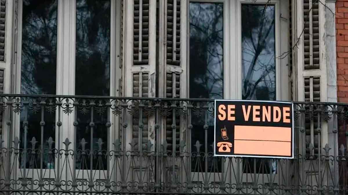 Cartel de “Se vende” en el balcón de una vivienda alquilada, relacionado con la indemnización por venta según la LAU
