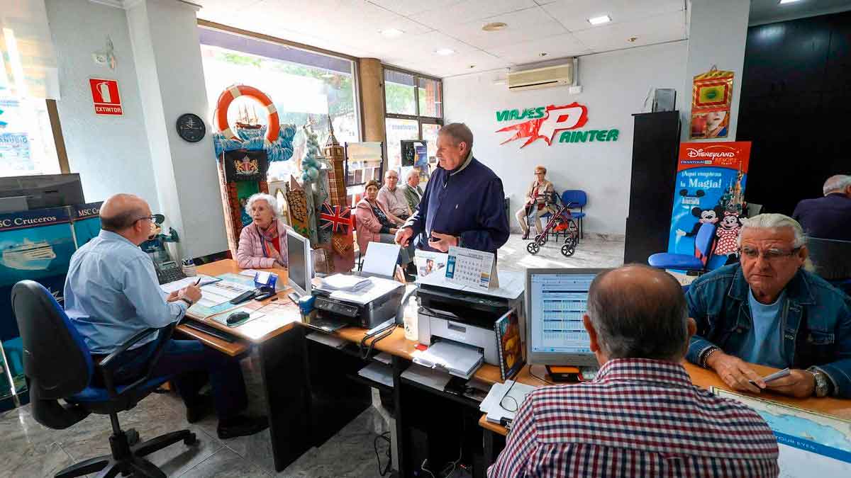 Personas mayores reservando viajes del programa Imserso 2025-2026 en una agencia autorizada