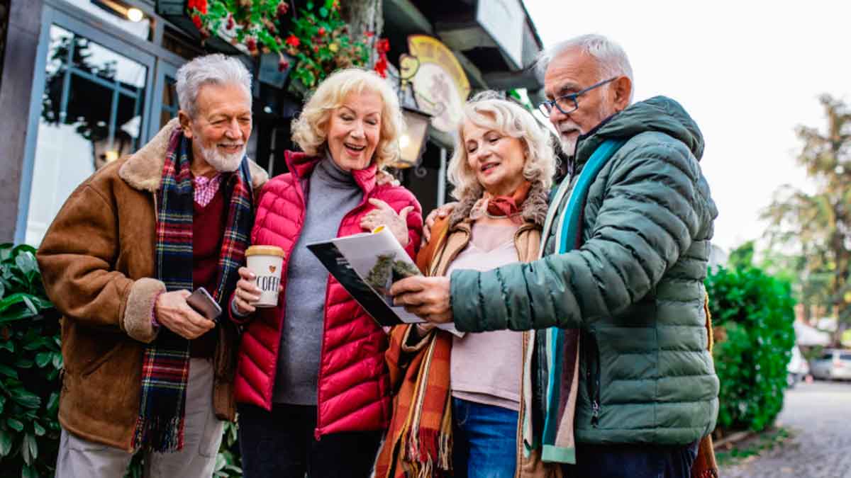 Personas mayores disfrutando de un viaje del Imserso 2025/2026 con plazas disponibles y destinos económicos en España