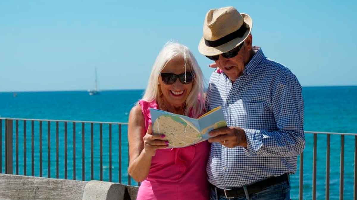 Personas mayores consultando un mapa durante sus vacaciones del programa de viajes del Imserso 2025-2026
