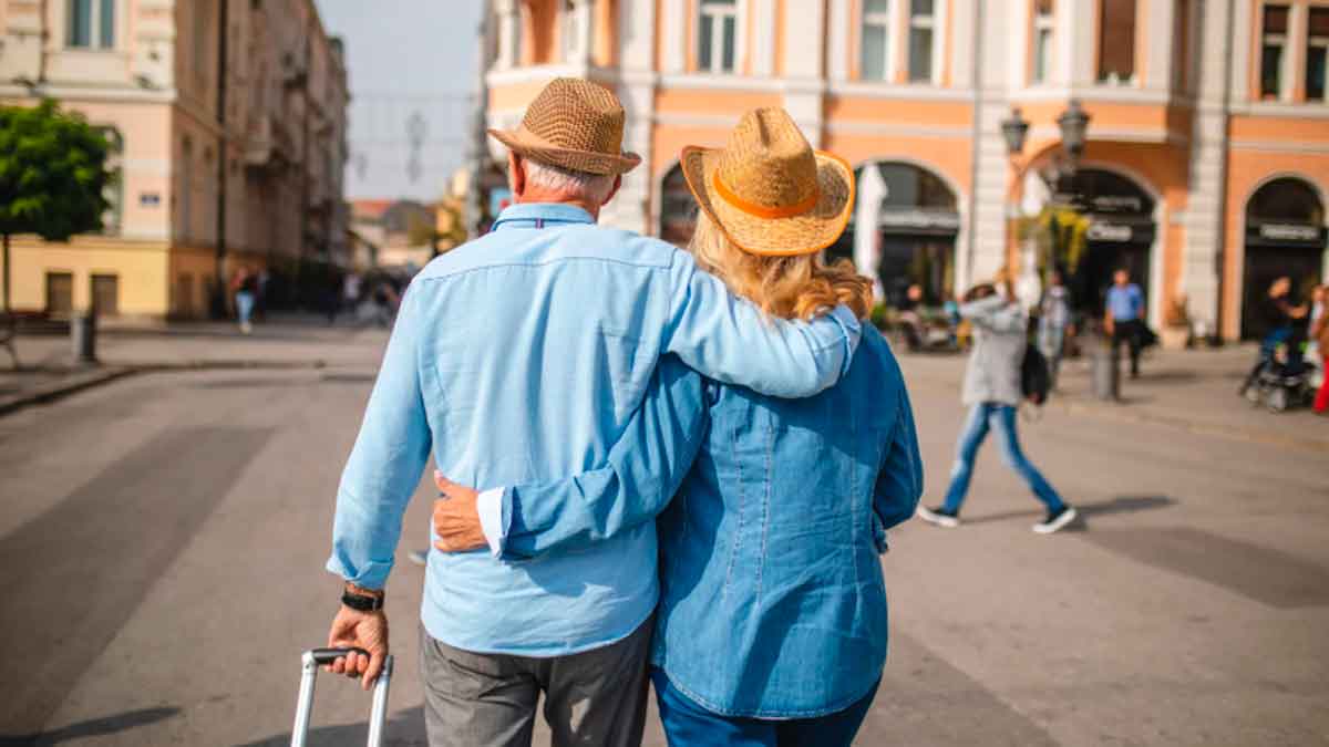 Pareja de jubilados viajando durante los viajes del Imserso 2025-2026 en la repesca con nuevas fechas y destinos