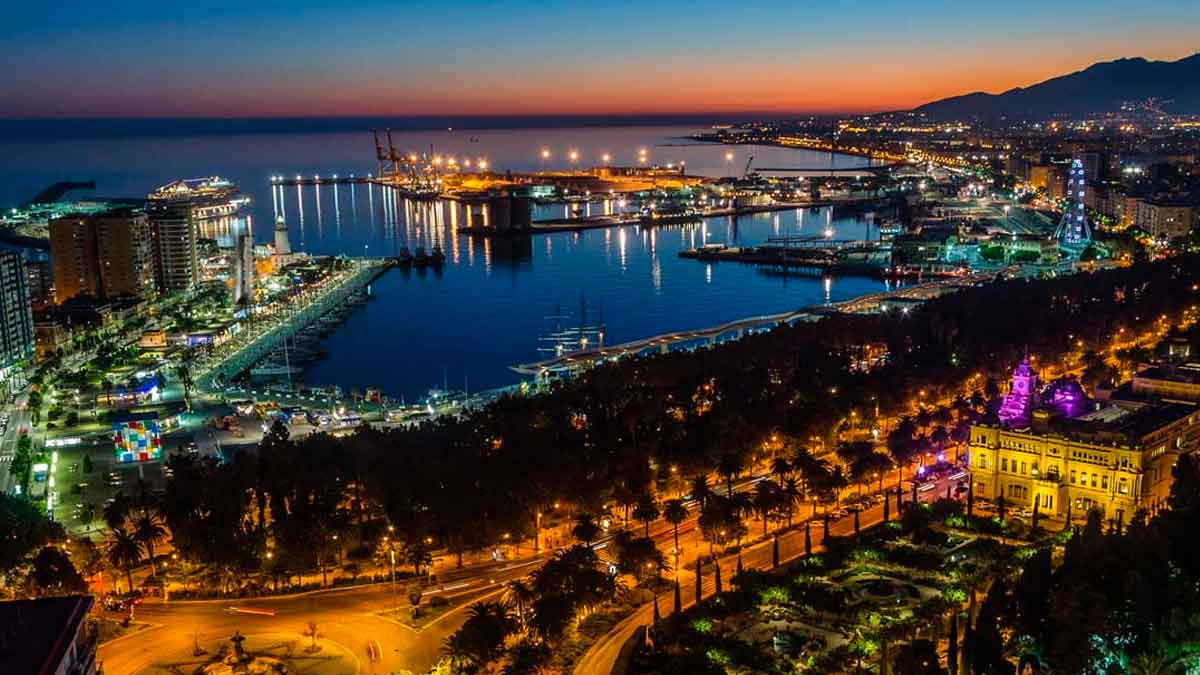 Vista nocturna del centro y puerto de Málaga, donde se construirán 109 nuevas viviendas protegidas con garaje y trastero